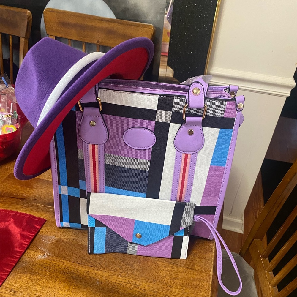 Pretty pocketbook with matching hat